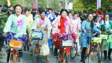 南京梅花节开幕 市民穿汉服骑行梅林间