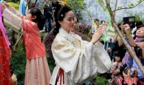 福建汉服少女花朝节踏青赏红拜花神
