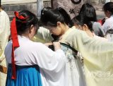 大学生试穿汉服不舍脱下