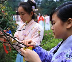 湖南衡阳高校的大学生着汉服祭花神