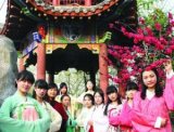 武汉百名学子着汉服演绎桃花文化