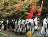 清明节中南大学师生聚岳麓山着汉服祭英烈