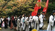 清明节中南大学师生聚岳麓山着汉服祭英烈