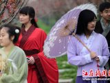南京<font color=red>大学生</font>着汉服走进秣陵感受杏花春雨