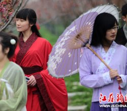 南京大学生着汉服走进秣陵感受杏花春雨