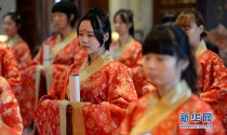 西安举办汉式成人礼少女穿汉服读誓词
