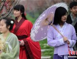 南京大学生着汉服走进杏花村感受春天