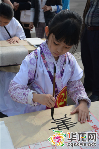 小书法家们正在积极创作书法作品