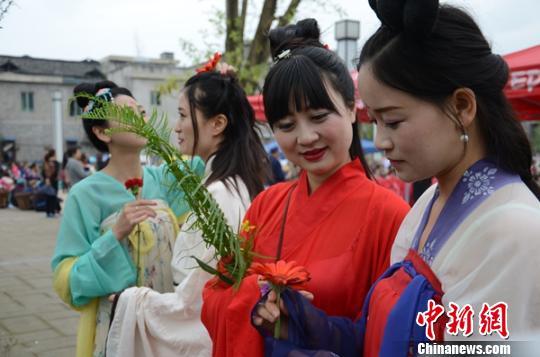 四川洪雅县花朝会雅女穿汉服祭拜花神