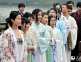上海青年男女“上巳节”里穿汉服 重现“祓禊”礼