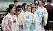 上海青年男女“上巳节”里穿汉服 重现“祓禊”礼