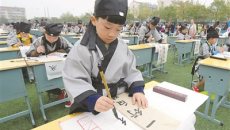 泰州汉字书写大会 孩子们身穿汉服挥毫泼墨