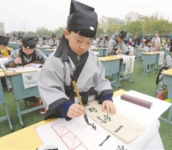 泰州汉字书写大会 孩子们身穿汉服挥毫泼墨