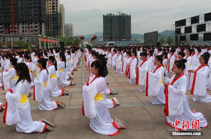 身着汉服的女子行礼。