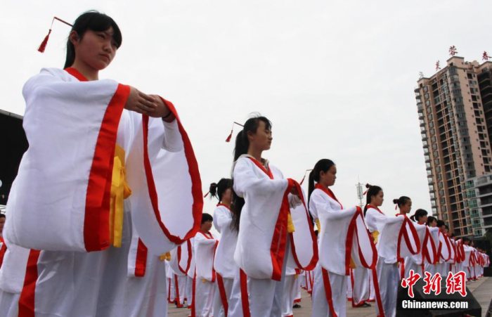 德高望重的长辈为部分女子束起发髻。