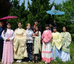 周口师范学院大学生身着汉服祭花神
