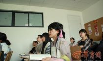 西安女生穿汉服上课吃饭生活