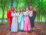 武汉纺织大学俄罗斯留学生穿汉服拍照引围观
