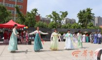 大学生穿汉服 校园里演绎传统端午习俗