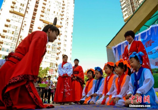 北京社区居民穿汉服学礼仪赛包粽子-图片1