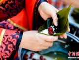 北京社区居民穿汉服学礼仪赛包粽子
