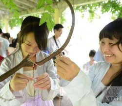 湘潭：大学生穿汉服追寻端午节传统味