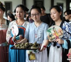 南京女子着汉服行古礼过端午