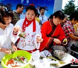 北京社区居民穿汉服学礼仪赛包粽子