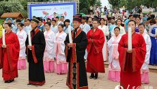 郑州绿博园百服节 百名大学生穿汉服祭拜屈原