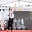 国学讲师曹雅君正在表演手语舞蹈。