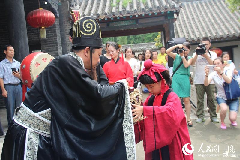 山东孩童孟府着汉服行礼演绎成长礼