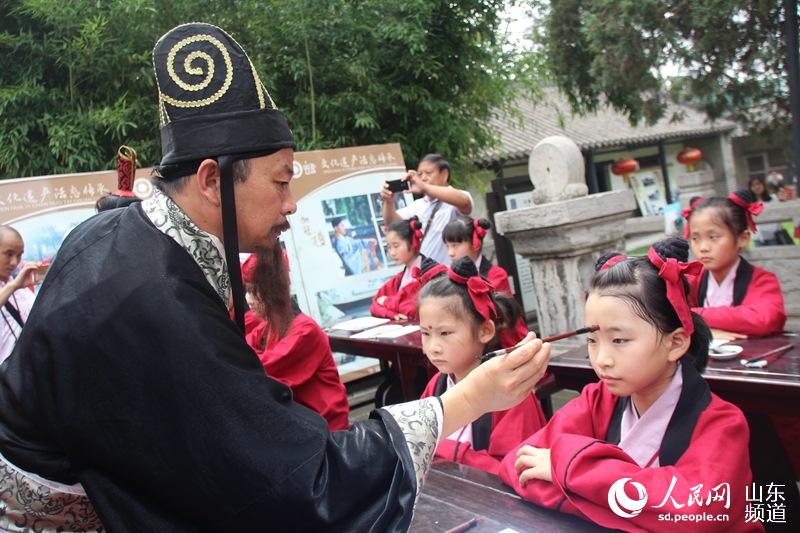 老师为孩子们点朱砂启智