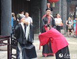 山东：孩童孟府着汉服 行礼演绎成长礼