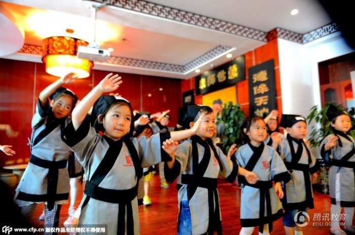 甘肃孩子暑假在童学馆穿汉服、习礼仪 丰富暑假生活-图片3