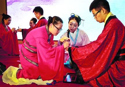 白领青年男女在主题活动中认真学习传统文化　