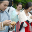 8月20日，汉服爱好者正参加穿针乞巧比赛