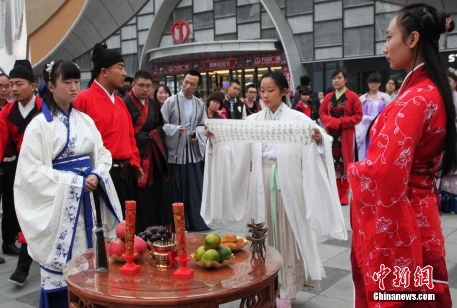 一群身穿漢服的美女拜月祈福,弘揚中華傳統文化,推廣漢服及傳統禮儀