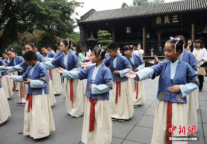 中秋佳节成都学童着汉服推广传统文化-图片1