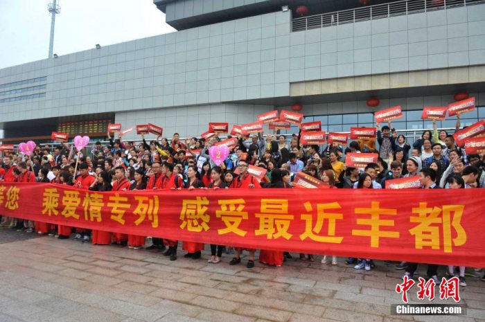 重庆情侣穿汉服乘“爱情专列”过中秋享浪漫之旅-图片3