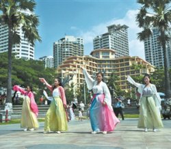 传统汉服文化表演 丰富节日文化生活