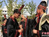 南京中医大学生穿汉服按古礼拜师起誓 