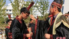 南京中医大学生穿汉服按古礼拜师起誓 