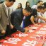 师生积极参与“文明礼仪从我做起”签名活动。