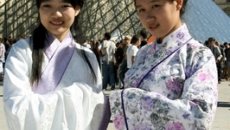 上纽大学子演绎汉服“时装秀”