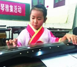 4岁半“国学宝贝” 穿汉服弹古琴