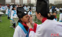 北京200多名小学生身穿汉服参加开笔礼