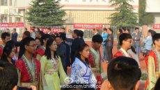 睢宁中学运动会现汉服婚纱 网友：学生真会玩