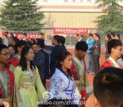 睢宁中学运动会现汉服婚纱 网友：学生真会玩