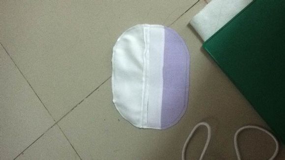 11、留下0.5的缝份，其余的剪去。由于楼主的布是布头所以没有按上面的尺寸裁所以看上去比较浪费