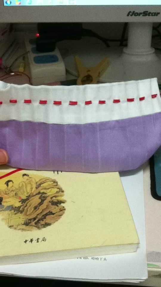 17、捏下褶子，这是为了等会烫褶子可以好烫些
　　